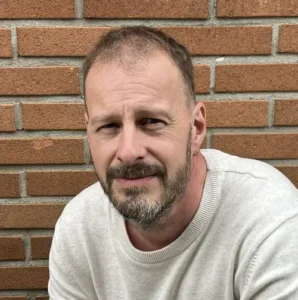 Ferry Koole wordt ingezet wanneer mensen of teams vastlopen.
Situaties waarin al veel is nagedacht of besproken, maar een wezenlijke verbetering uitblijft.